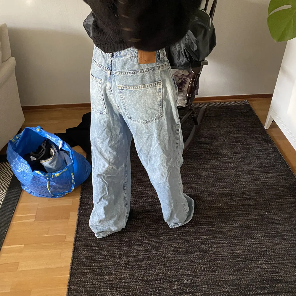 Ett par baggy jeans som inte kommer till användning! Hon på bilden är 168 som jämförelse!. Jeans & Byxor.