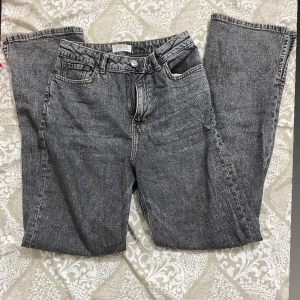 Gråa byxor - Gårabyxor för 150 priset kan diskuteras. Nypris 350. Priset kan diskuteras. Stl 158.