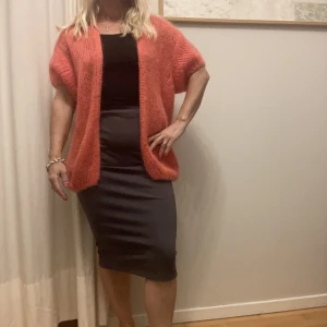 Korallröd Kofta i mohair  - Jätte snygg mohairkofta, öppen framtill. 