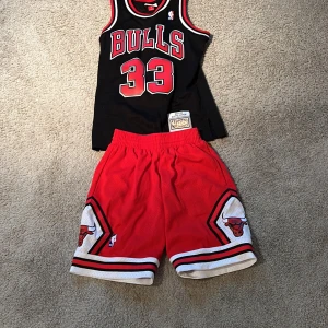 Bulls tröja och shorts - Riktiga bulls kläder här som är i jättebra, har inte använt mycket. Köpte de för 2000 ungefär linne är storlek s och shortsen är xs.