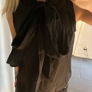 fest topp - as cool fest topp med rosett där fram!❣️❣️helt ny köpt för ca 1 månad sedan men tyvärr inte kommit till användning 