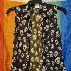 Väst med döskallar - Tunn väst med döskallar. Köpt second hand och använd en del men är i bra skick.