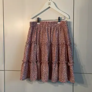 Fin rosa vit leopard kjol från Shein. Storlek M, har använts flera gånger men är i väldigt bra skick. Djur och rökfritt hem🏡