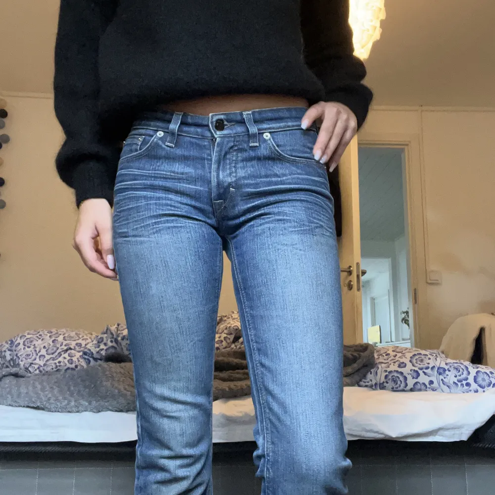 Säljer mina underbara Fillipa K jeans så de inte kommer till användning längre, modellen är vintage och lågmidjade🫶🏼 de passar nån som är 160 lång då dom är lite kortare i längden🩷 köparen står för frakten!🩷. Farkut & Housut.