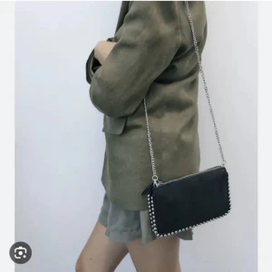 Zara väska - Så snygg väska från zara med nitar!🥰❤️