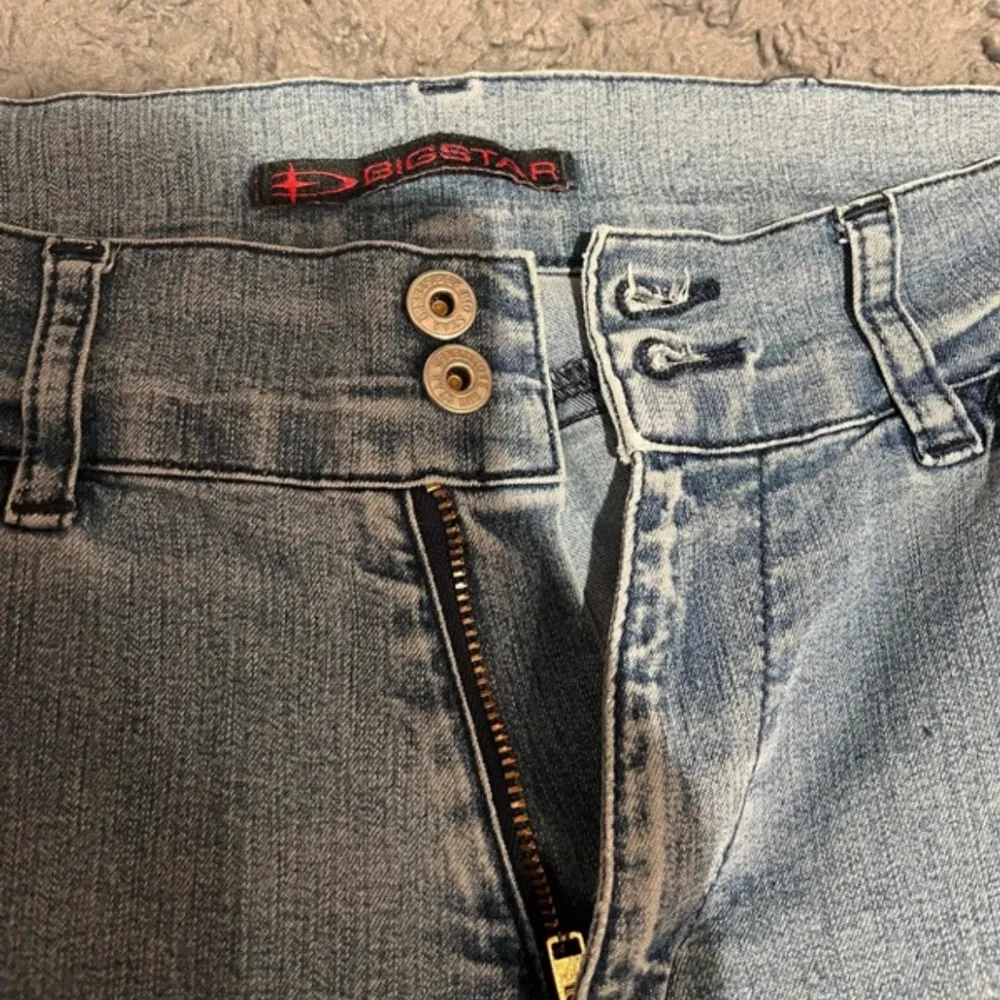 Ljusblåa bigstar lågmidjade jeans utan fickor där bak som e as snyggt❤️kan inte skixka bild på då jag ej får på mig dom🙏🏼. Jeans & Byxor.