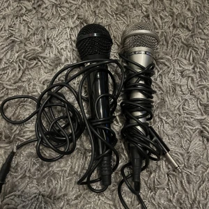 Två mikrofoner  - Mikrofoner som bara ligger och inte används. En kostar 100kr Båda kostar 200kr
