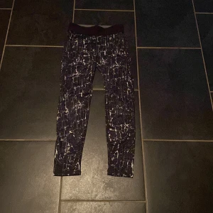 Svart vita tränings tights.  - Svart vita tränings tights från H&M sport i storlek xs. 