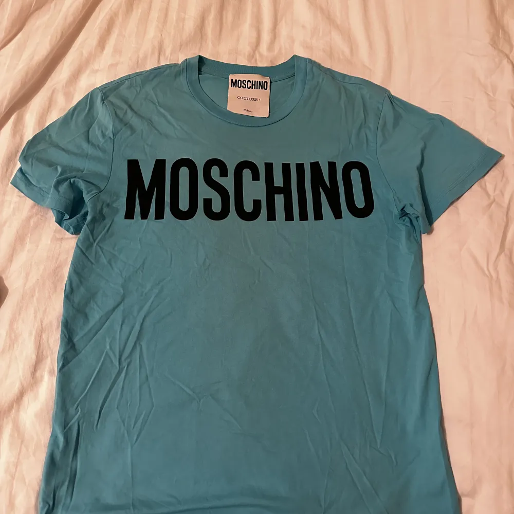 Säljer min Moschino t-shirt i storlek L, aldrig använd o säljs därför. Köpt på Johnells för nypris 1500kr, mitt pris 800kr. T-shirts.