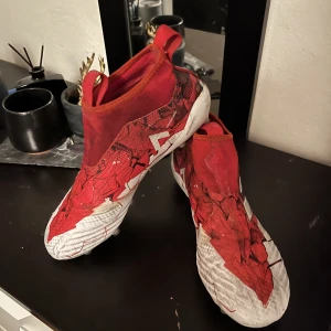 Fotbollsskor - adidas ACE 17+ Purecontrol limited edition. Andvända endast en säsong och skorna är för både konstgräs och gräs. Storlek: 42 2/3 Nypris:3099 kr Pris: 700 kr eller bud. Skriv om ni har frågor
