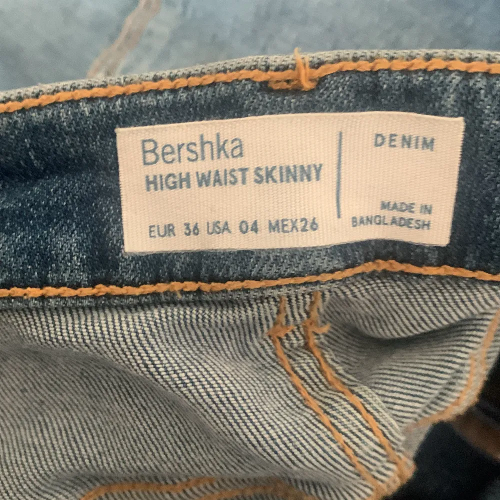 Skinny jeans med blå färg aldrig använda storlek 36/M/S, original pris 349 kr . Jeans & Byxor.