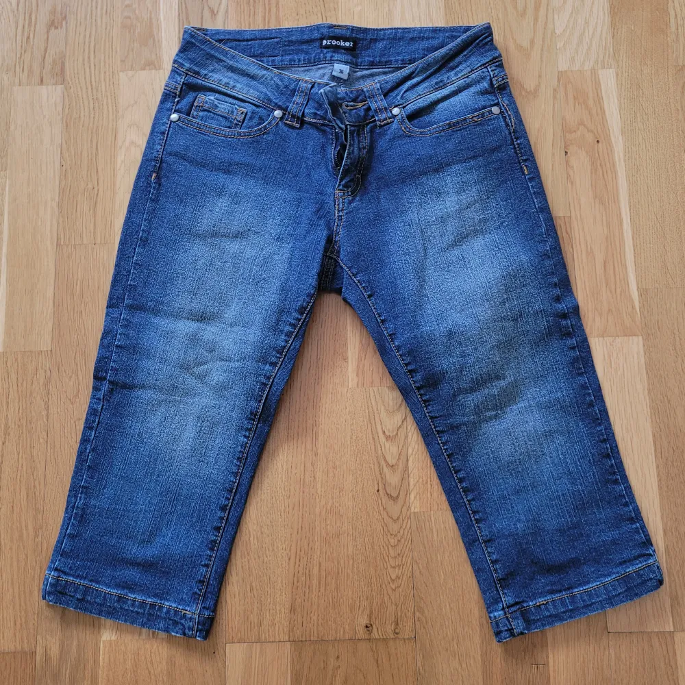 Vintage lågmidjade, knälånga jeans från brooker i storlek 36, i utmärkt skick. Kan fraktas men köparen står för frakten 💗. Jeans & Byxor.