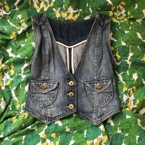 Jeansväst - Så söt jeansväst jag sytt in så att den passar ca S! Går även att spänna in baktill