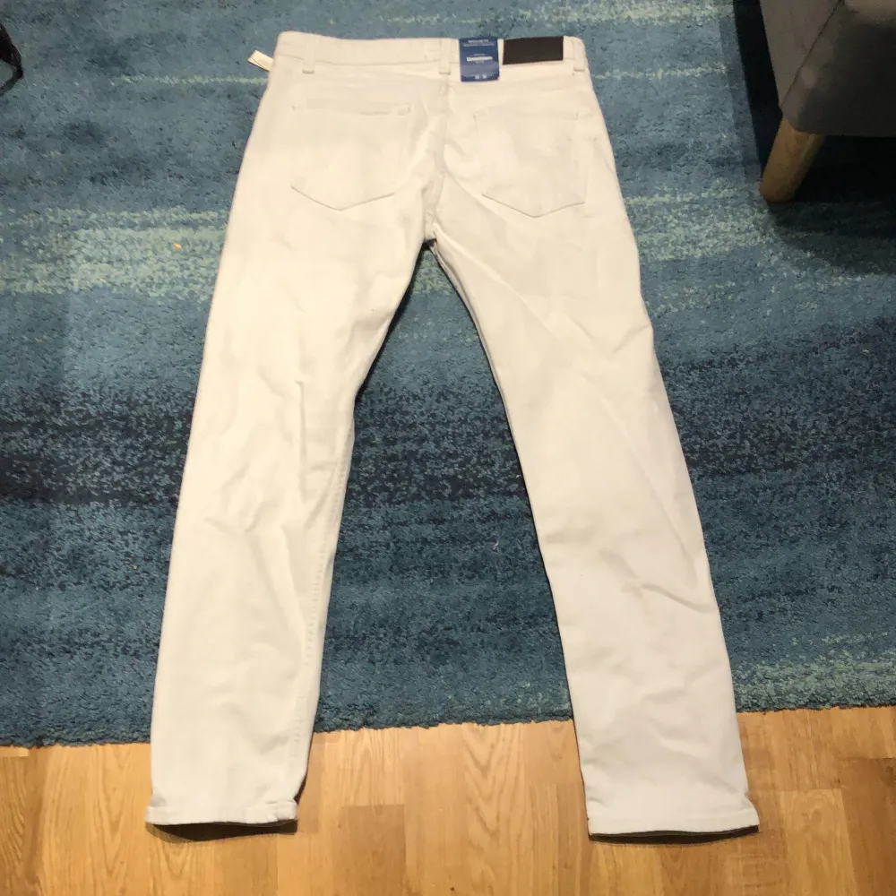 Helt oanvända vita byxor från dressman, org pris 600. Jeans & Byxor.