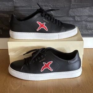 Axel Arigato skor - Stilrena och perfekta skor inför sommaren! Använda fåtal gånger. Skicka DM för mer info. 