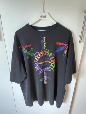 Acne Studios T-Shirt Oversized - Acne studios T-Shirt Overzied, stor i storleken passar mig som är 185 i storlek S. Superfint, skick inte använd ofta. Pris går att diskuteras 