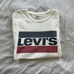 Vit LEVI’S T-shirt, storlek S