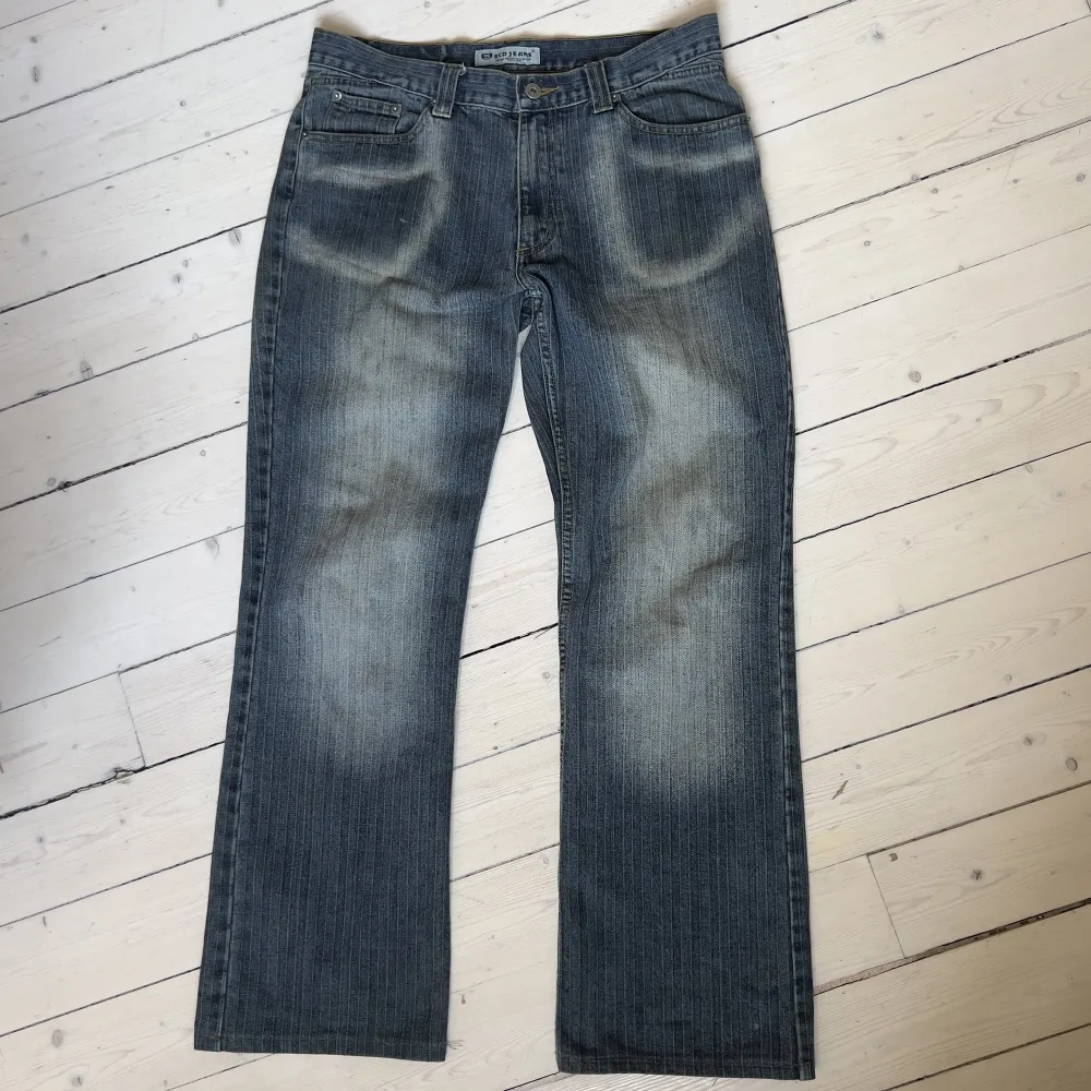  innerben: 79 cm midja: 90 cm Vintage jeans med snygg avslappnad passform och ”vävda” så att det är diskreta ränder. Köpta i Belgrad. 100 %bommul. Jeans & Byxor.