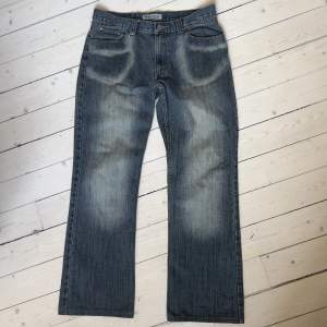  innerben: 79 cm midja: 90 cm Vintage jeans med snygg avslappnad passform och ”vävda” så att det är diskreta ränder. Köpta i Belgrad. 100 %bommul