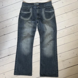 Blåa jeans vintage -  innerben: 79 cm midja: 90 cm Vintage jeans med snygg avslappnad passform och ”vävda” så att det är diskreta ränder. Köpta i Belgrad. 100 %bommul