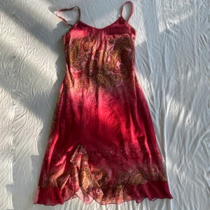 Mesh klänning mönstrad - Så fin klänning med vackert mönster och volanger. Storleken uppskattas till M men kan nog passa S också. Yttersta lagret är i mesh. Köps helst via köp nu 💋