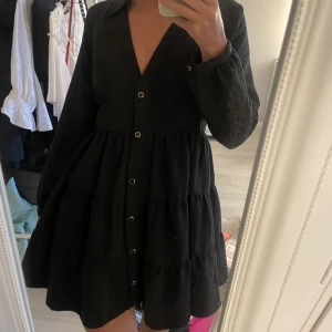 Zara klänning - Svart perfekt klänning från Zara!! Storlek xs💞💞