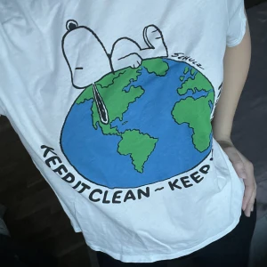 Tshirt m tryck  - Gullig tshirt med snobben tryck. Köptes på hm. FRI FRAKT VIA KÖP NU! 