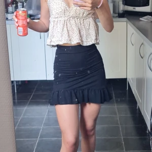 Kjol - Säljer nu min absoluta favorit kjol då den är för liten. Super snygg och passar till allt. 