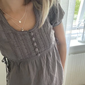 Brun tshirt  - Säljer denna supersöta tröjan då den inte kommer till användning. Super söt med fina detaljer! Strl s, pris 150 kr men kan diskuteras. Köpare står för frakt 💕🩷 skriv privat vid intresse