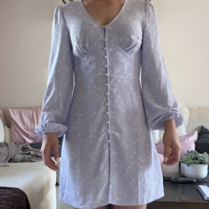 Klänning  - Superfin klänning ifrån Nelly! Perfekt för sommaren. Färgen är typ pastell lila/blå Använd en gång så den är i väldigt gott skick. Storlek 34