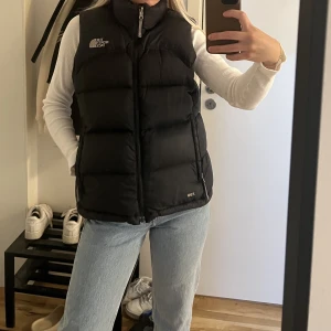 North face väst  - Svart vintage väst från the north face! - Modell north face 700 - Storlek S i dam  