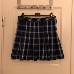 Kjol - En fin fin sommar kjol i marinblå färg🌸