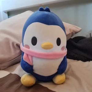 Kawaii Pingvin Plushie ♡ - Gullig pingvin plushie!! Mjuk, RUND och gosig så att man dör. Perfekt skick! Är en QQ maskot :3