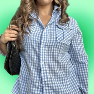 Seersucker skjorta i vit och blått  - Loosefit skjorta i seersuckermönster