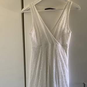 Vit klänning från Bubbleroom i stl S. Fint skick. Skickas mot fraktkostnad 48 kr.
