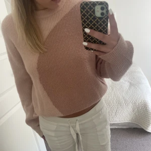 Stickadtröja - Jättefin och unik stickad tröja från Nakd, kommer tyvärr inte till användning! Jättefin rosa färg! 💗💗