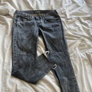 Stentvättade levis jeans. Jätte söta och lågmidjade. Köparen står för frakt💕