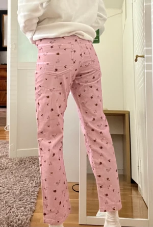 Oanvända manchesterbyxor med blommor - Oanvända rosa manchesterbyxor med blommor på! Sååå somriga i storlek S/27✨💕