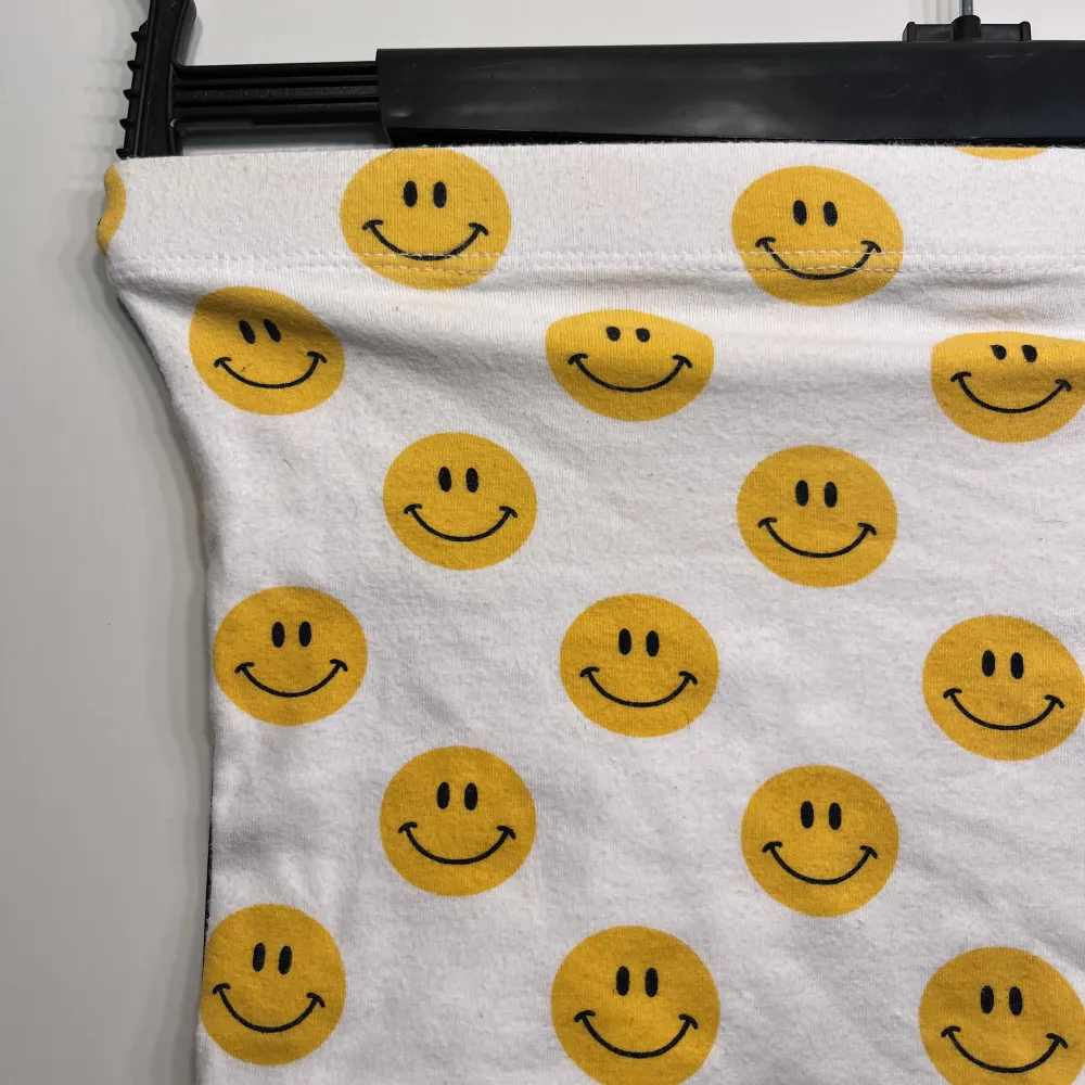 Smiley bandeau topp från Forever 21, köpt i London. Perfekt till sommaren, svalt och stretchigt tyg☺️💛✨. T-shirts.