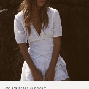 Vit klänning  - Säljer denna zara klänning i xs, då den inte passade mig. Helt ny med prislapp kvar! Endast testad🫶🏼köparen står för frakten! 