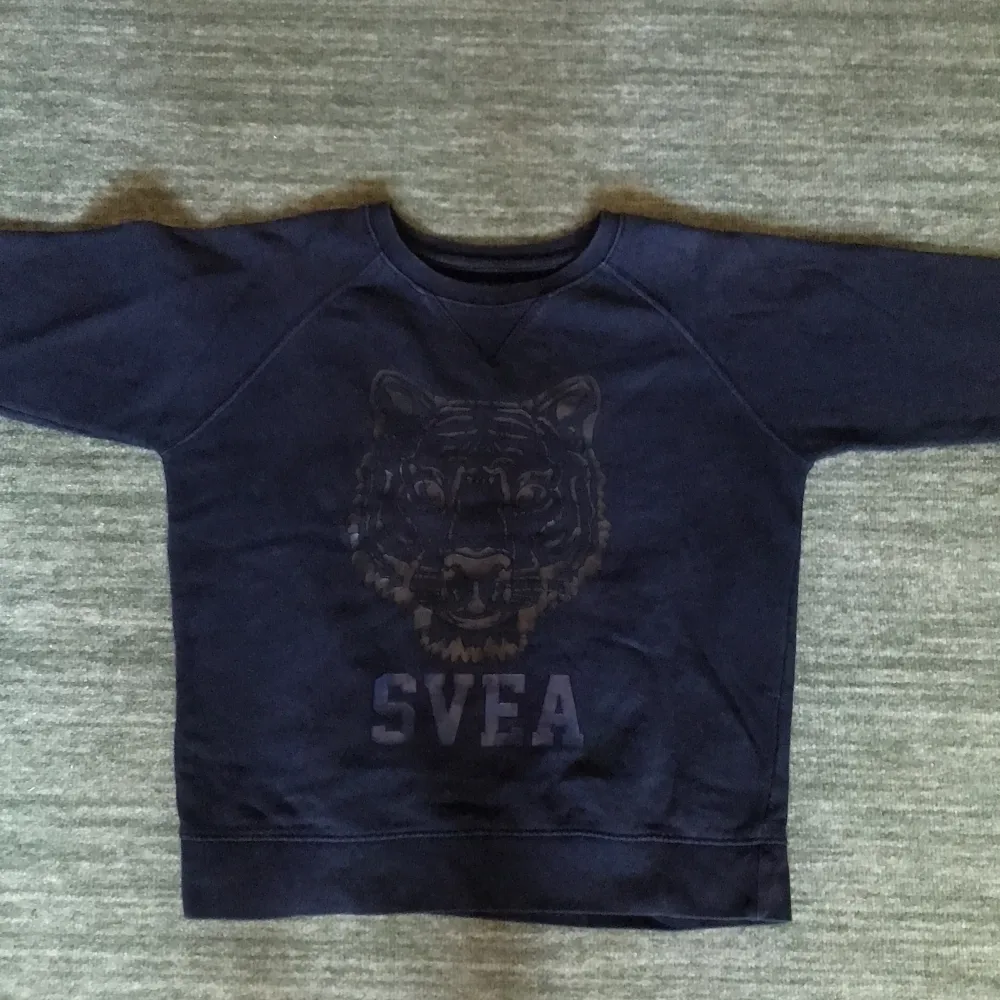 En mörkblå tröja i strl xs från märket Svea, säljs då den är lite för liten för mig. . Hoodies.