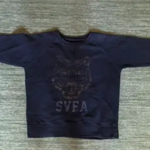 En mörkblå tröja i strl xs från märket Svea, säljs då den är lite för liten för mig. 