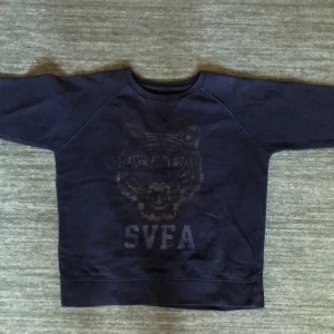 Svea tröja - En mörkblå tröja i strl xs från märket Svea, säljs då den är lite för liten för mig. 