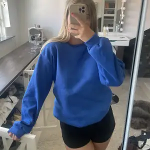 Blå sweatshirt från shein i storlek S. Endast använd fåtal gånger❤️