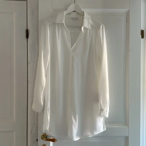 Vit tunika  - Aldrig använd men utan prislapp 