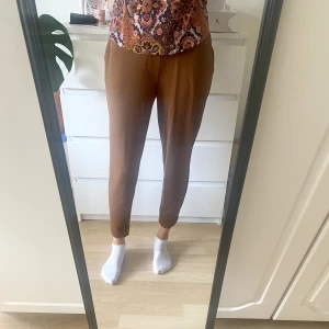 Bruna kostymbyxor  - Jättesköna kostymbyxor i brun färg från märket Amisu. Köpta på New Yorker och är i storlek S.