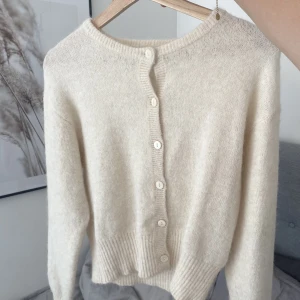 Stickad kofta - Jätte fin och mysig stickad tröja ifrån bikbok. Endast använd i fåtal tillfällen och den är så gott som ny. Inga defekter eller tecken på användning. Pris kan diskuteras 😇