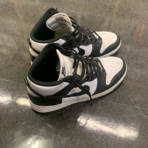 Nike dunks high  - Har använt dem i en vecka säljer dem för de är lite för små skick 8/10