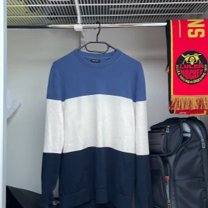 Massimo Dutti tröja - Säljer nu min massimo dutti tröja då den inte kommer till användning, har inte använts alls mycket då den är k princip nyskick!! Storlek m, hör av er vid frågor.