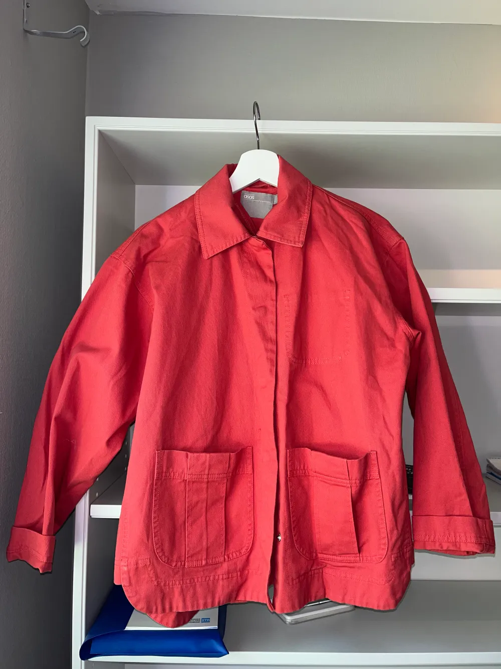 Oanvänd rosaröd jacka / overshirt från ASOS, storlek 34!✨. Jackor.
